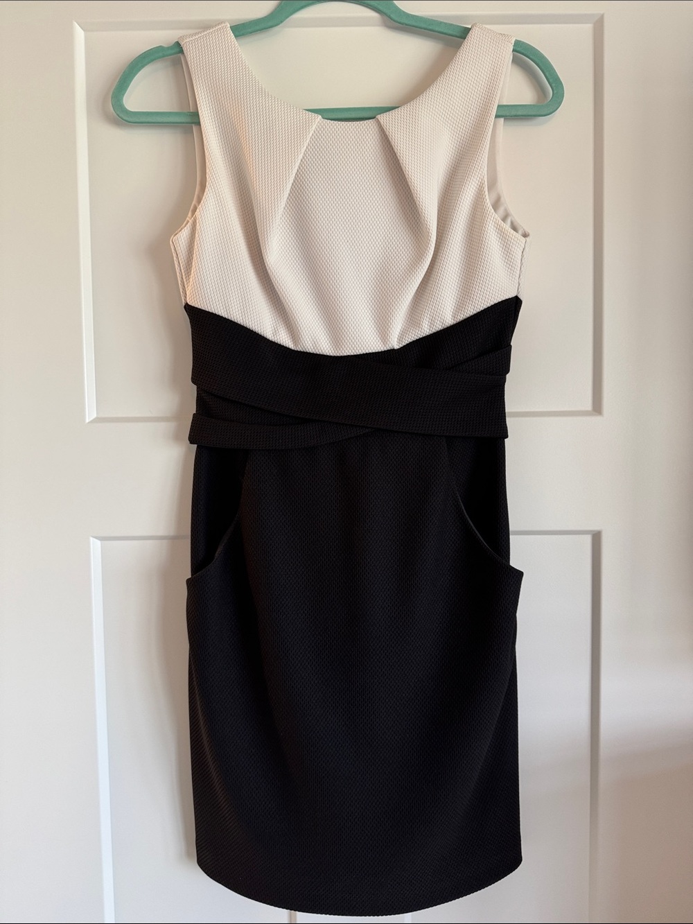 Sleeveless Two-Tone Sheath Dress in White and Black
